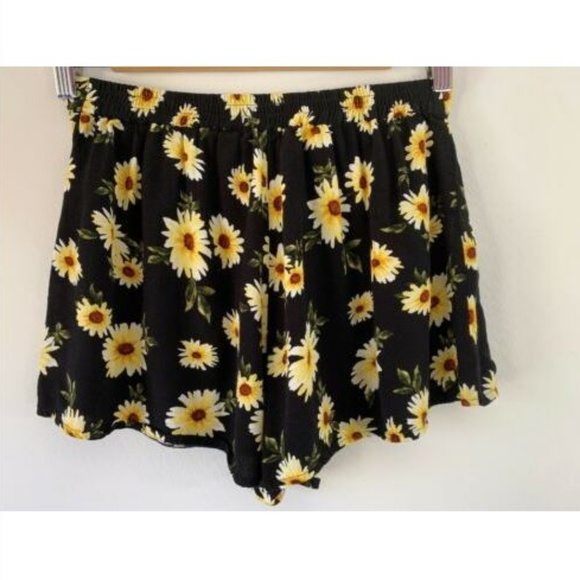 Black Rayon Daisies Daisy Print Floral Soft Shorts - Picture 2 of 3